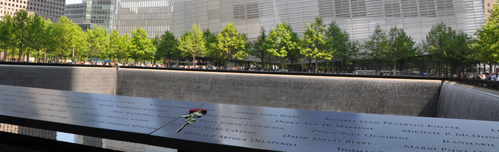 Rose bij waterbassins op de namen van slachtoffers van het 9/11 Memorial