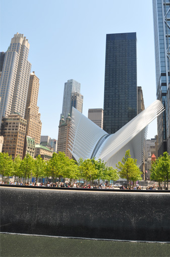 Het Memorial in New York met op de achtergrond de Oculus