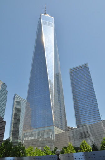 9/11 Memorial en de witte roos in de slachtoffernaam met op de achtergrond One World Trade Center
