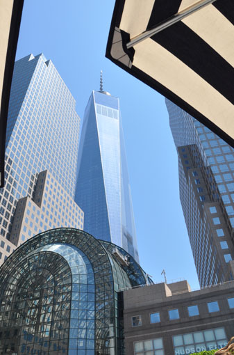 Brookfield Place glazen atrium met One World Trade Center vanaf terras