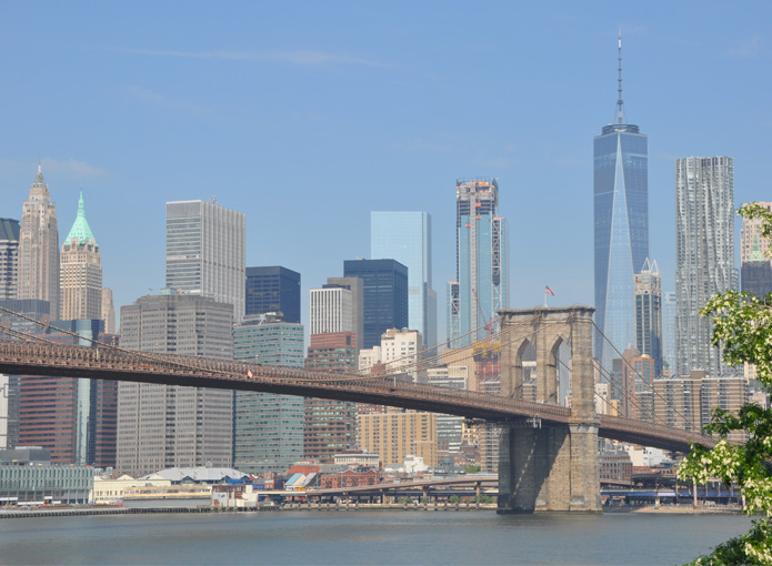 Uitzicht vanuit Brooklyn op Lower Manhattan met de East River en Brooklyn Bridge