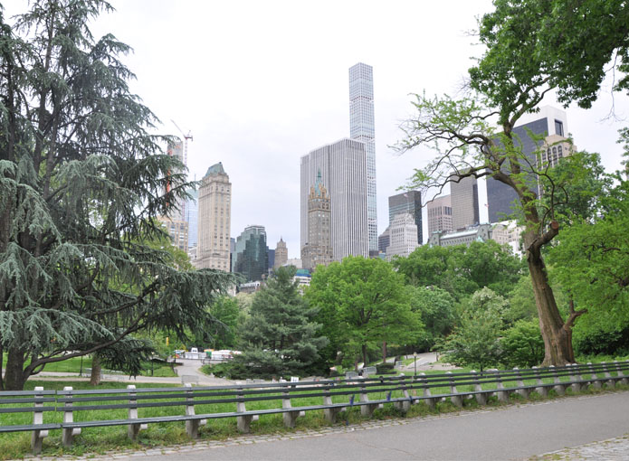 Central Park New York met uitzicht op Midtown Manhattan met wolkenkrabber Park Avenue 432
