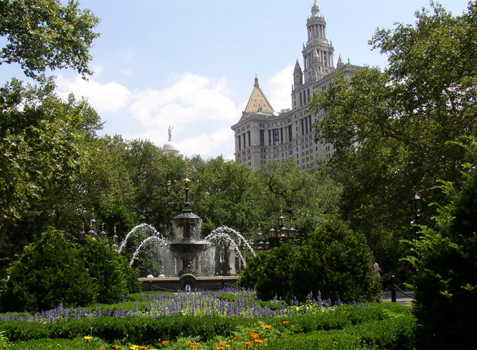 Het Civic Center met de prachtig in het groen gelegen City Hall Park met Jacob Wrey Mould Fontein in New York