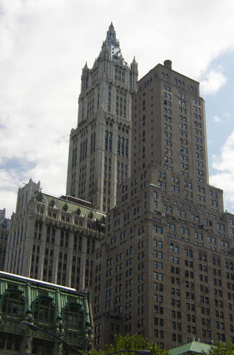 Civic Center de Woolworth Building vanaf St. Pauls Chapel in New York