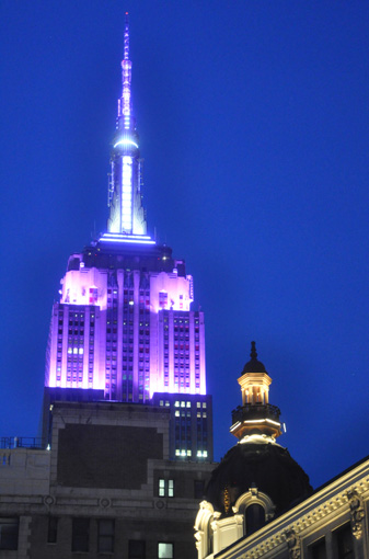 De Philips Led verlichting op de top van het Empire State Building geopend” met een lichtshow op de muziek (Girls on Fire en Empire State of mind) van Alicia Keys