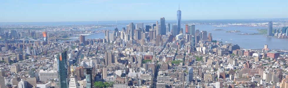 Uitzicht op van het Empire State Building op Lower Manhattan, Financial District, One World Observatory, Vrijheidsbeeld, Ellis Island en de Brooklyn Bridge
