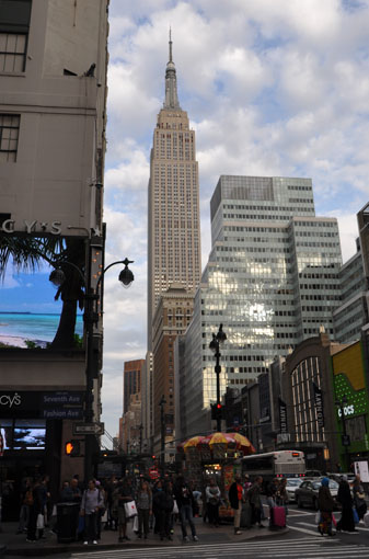 Uitzicht op West 34th Street en Empire State Building vanaf hoek Macys, Seventh Avenue / Fashion Avenue New York