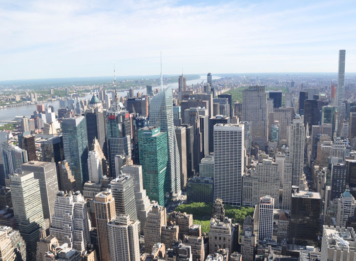 Uitzicht overdag op Midtown Manhattan met Times Square en Bryant Park vanaf het Empire State Builing New York