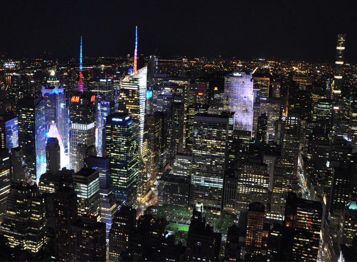 Uitzicht in donker / nacht op Midtown Manhattan vanaf het Empire State Building