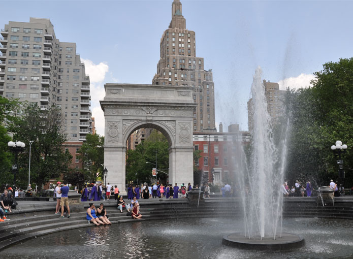 Washington Square Park in Greenwich Village New York met triomfboog ter ere van de 100-jarige inauguratie van George Washington.