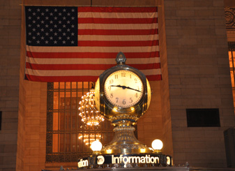 Clock op informatie kiosk in Centrale hal van Grand Central Station in Midtown Manhattan New York