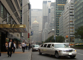 Limousine op luxueus Park Avenue New York met Metlife Building
