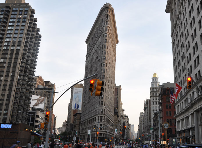 Flatiron Building ook wel de strijkijzer genoemd bij 5th Avenue Building, Eataly en Madison Square Park.