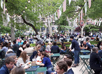 Madison Square Park zeer sfeervol park in Midtown Manhattan met hamburgerketen Shake Shack en Flatiron Building