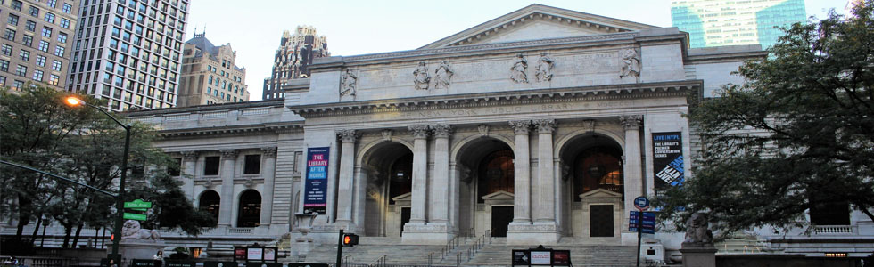 Ingang New York Public Library aan Fifth Avenue in Midtown Manhattan. Top gratis bezienswaardigheid in New York.