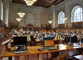 Rose Main Reading Room van de New York Public Library (gratis attractie) , de onderzoeksbibliotheek bekend als Stephen A Schwarzman Building in Midtown Manhattan
