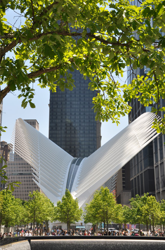 Oculus van Architect Santiago Calatrava met daaronder World Trade Center Transportation Hub en 9/11 Memorial, bezienswaardigheid in Financial District New York