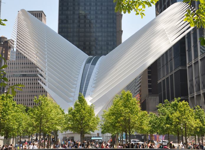 Close up Oculus van Architect Santiago Calatrava met daaronder World Trade Center Transportation Hub en Hotel Millenium Hilton New York Downtown