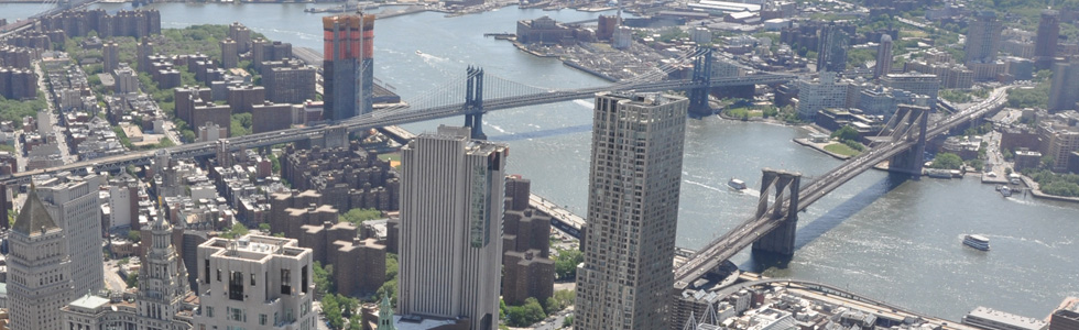 Uitzicht op de Brooklyn Bridge en Manhattan Bridge vanaf One World Observatoy New York
