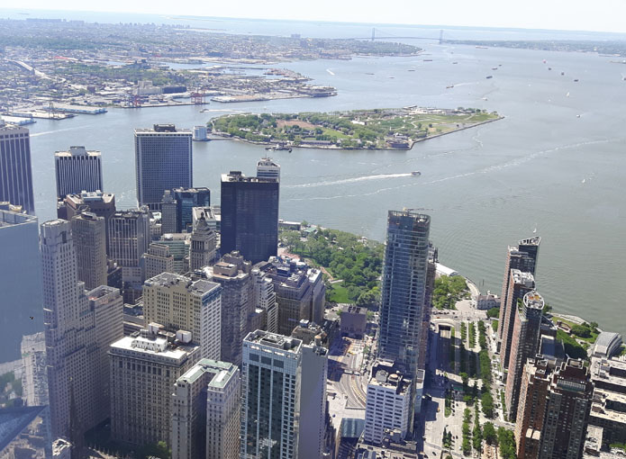 Uitzicht op Financial District, Battery Park en Governors Island in de Upper Bay New York