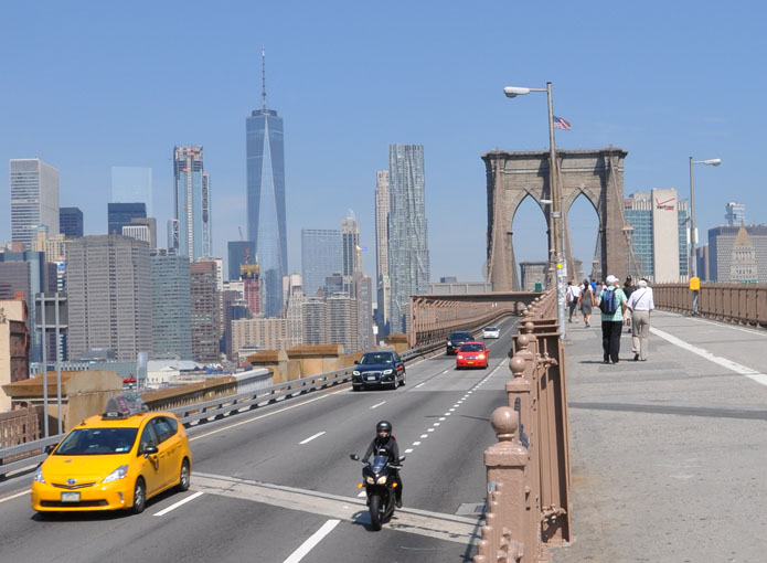 Top 10 bezienswaardigheden New York wandelen op Brooklyn Bridge met uitzicht op Lower Manhattan financial District
