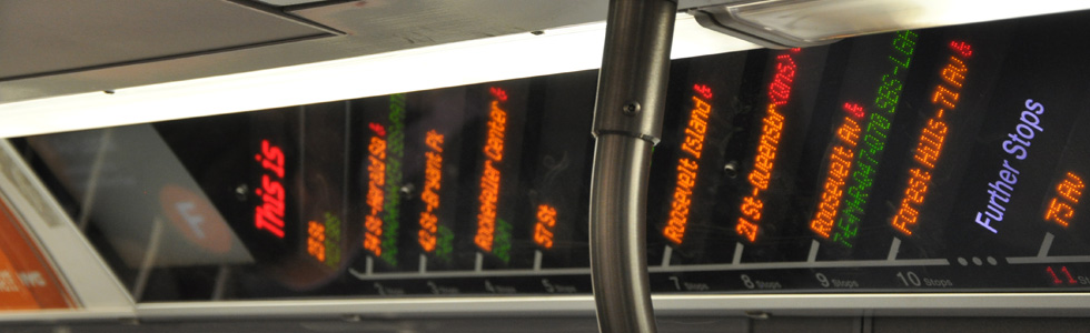 Metro van New York met elektronische reisvoortgang in de wagons